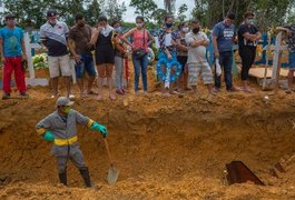 Após fakenews de caixões vazios, famílias abrem caixões à beira das covas coletivas em Manaus