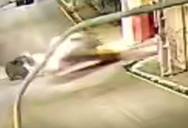 Forte colisão é registrada após motorista de ambulância avançar sinal vermelho em Maceió; assista