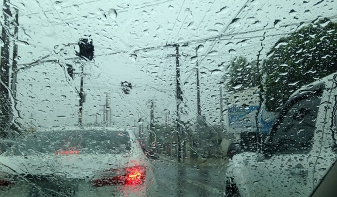Previsão do tempo aponta para chuvas intensas e rajadas de ventos até sábado, em Alagoas