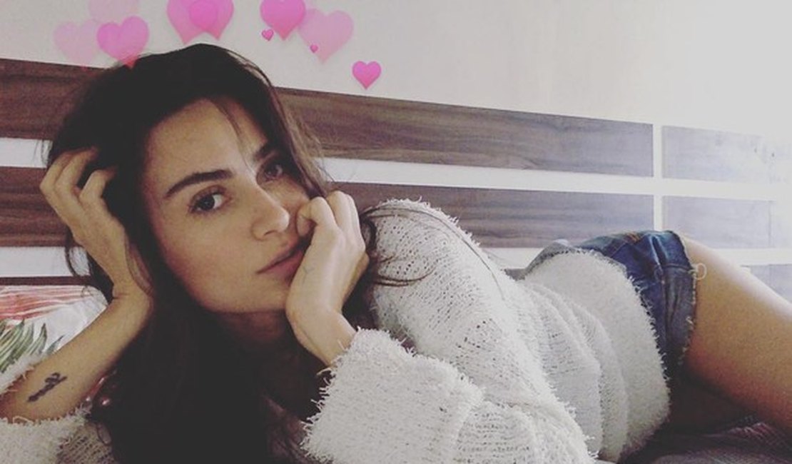 Thaila Ayala posa de shortinho e fãs elogiam