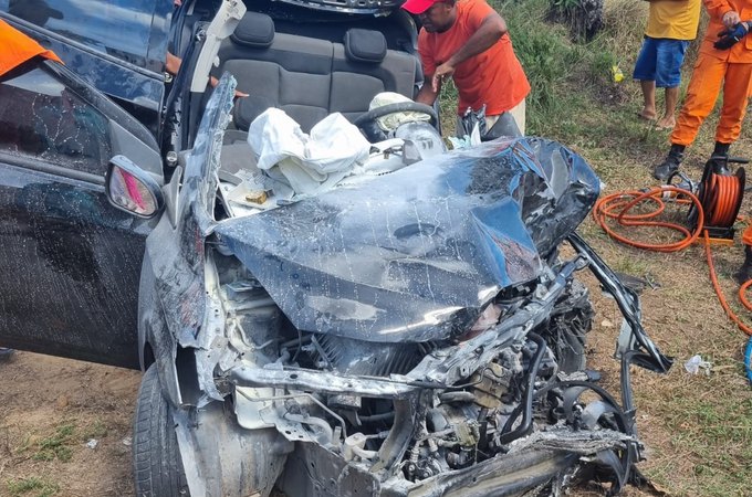Acidente entre veículo de grande porte e carro deixa vítima presa às ferragens na AL-101 Sul
