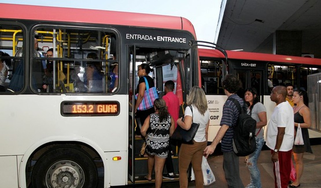 Menina de 13 anos tenta assaltar ônibus e esfaqueia motorista no DF