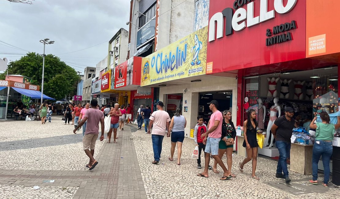 Movimento cresce no comércio na véspera de Dia das Mães