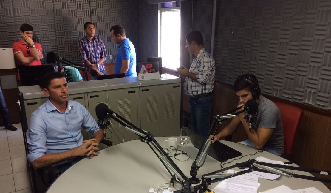 Prefeito eleito em Limoeiro de Anadia concede entrevistas para emissoras de rádio em Arapiraca