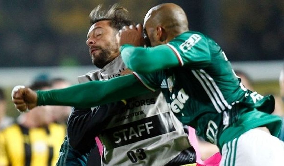 Felipe Melo dá soco em uruguaio após vitória do Palmeiras sobre o Peñarol