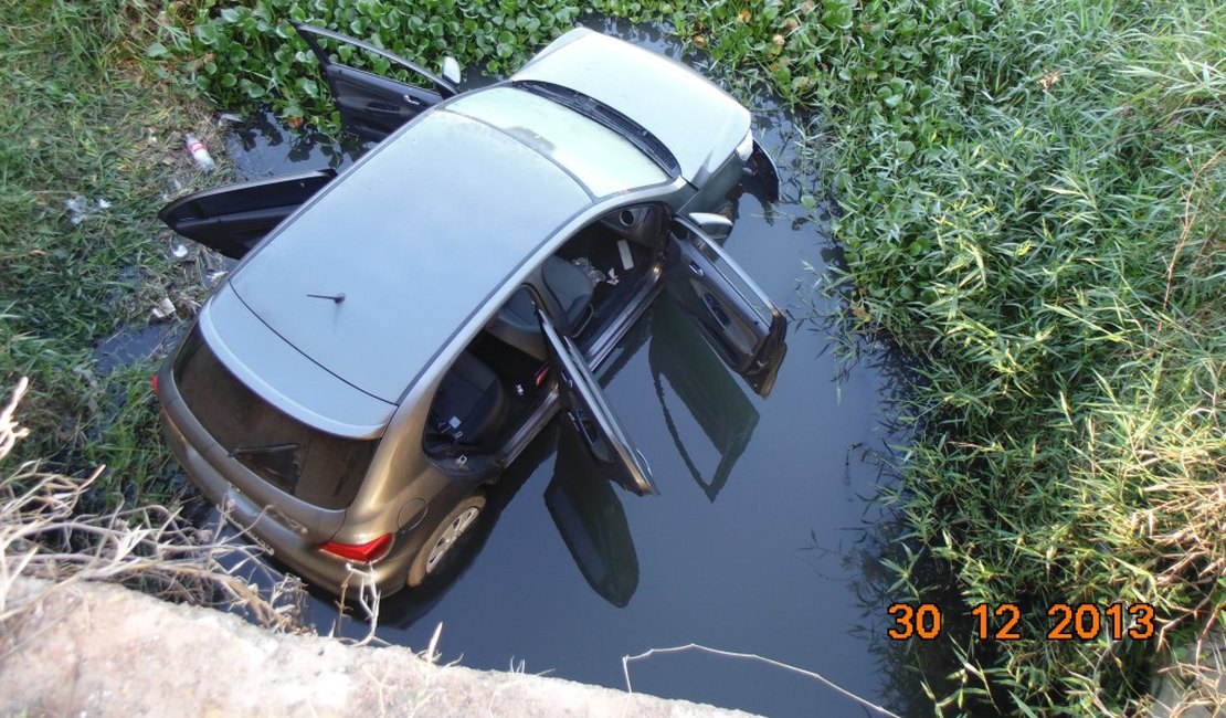 Motorista perde o controle do veículo e caí no Riacho Piauí em Arapiraca