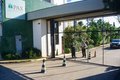 Família e amigos chegam para velório fechado de Rick em Sorocaba