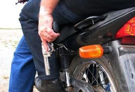 Armados e em motocicleta, criminosos roubam duas farmácias nesse domingo (19)
