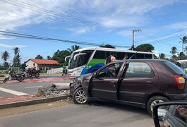 Motorista atinge poste e parte frontal de carro fica destruída em Maceió