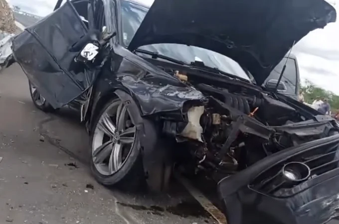 Motorista perde controle de carro e bate em mureta na AL-220, em Jacaré dos Homens