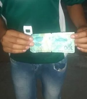 Menino que vendia em semáforo chora após ser pago com nota falsa de R$ 100