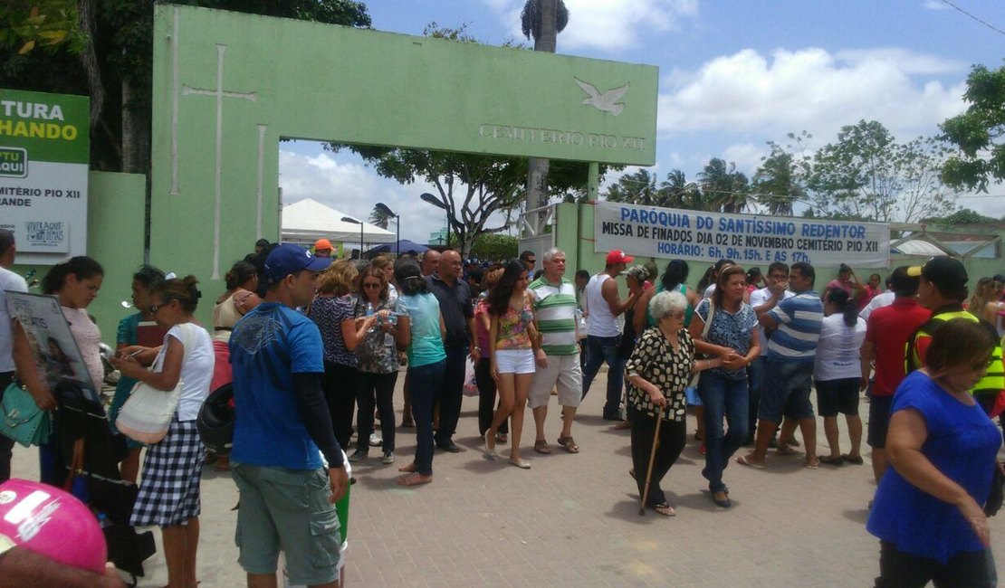 Famílias lotam cemitérios de Arapiraca e vendedores aquecem economia