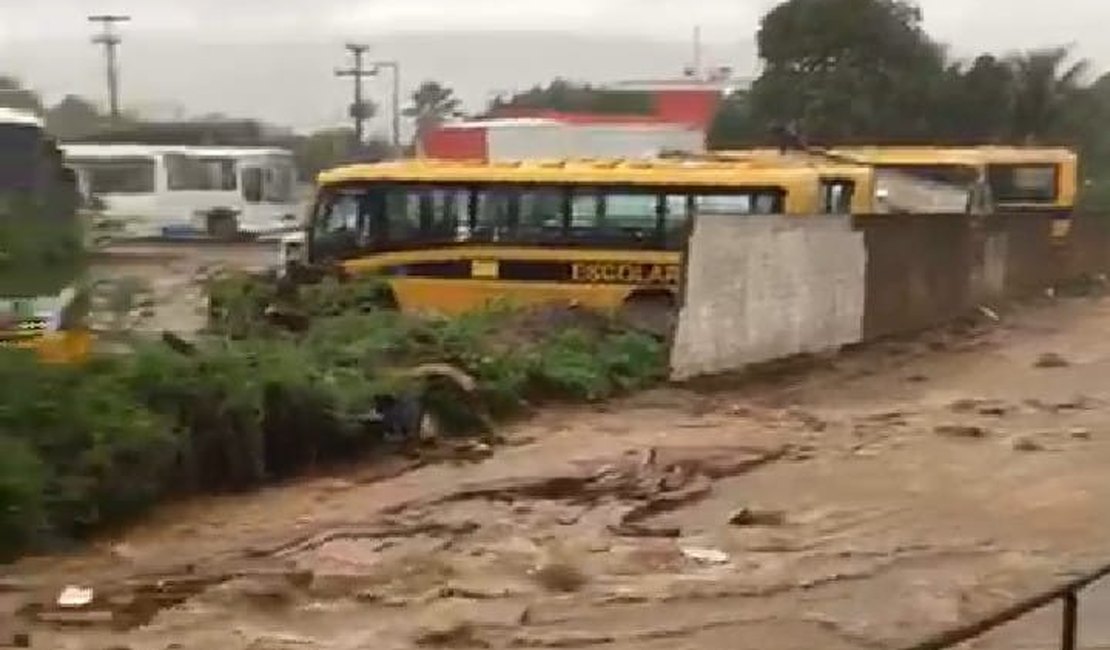 Vídeo. Fortes chuvas derrubam muro de garagem de ônibus escolares em Feira Grande