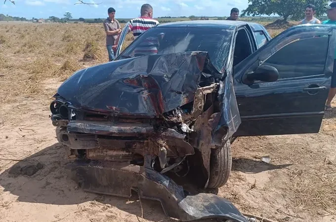 Motorista fica ferido após perder controle de carro e bater em árvore no interior de Alagoas