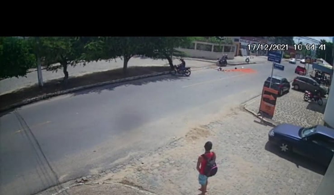 Vídeo mostra momento em que idosa que voltava das compras é atingida por motocicleta em Arapiraca; ASSISTA