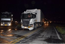 Carreta colide com automóvel e deixa duas pessoas presas às ferragens em São Miguel dos Campos