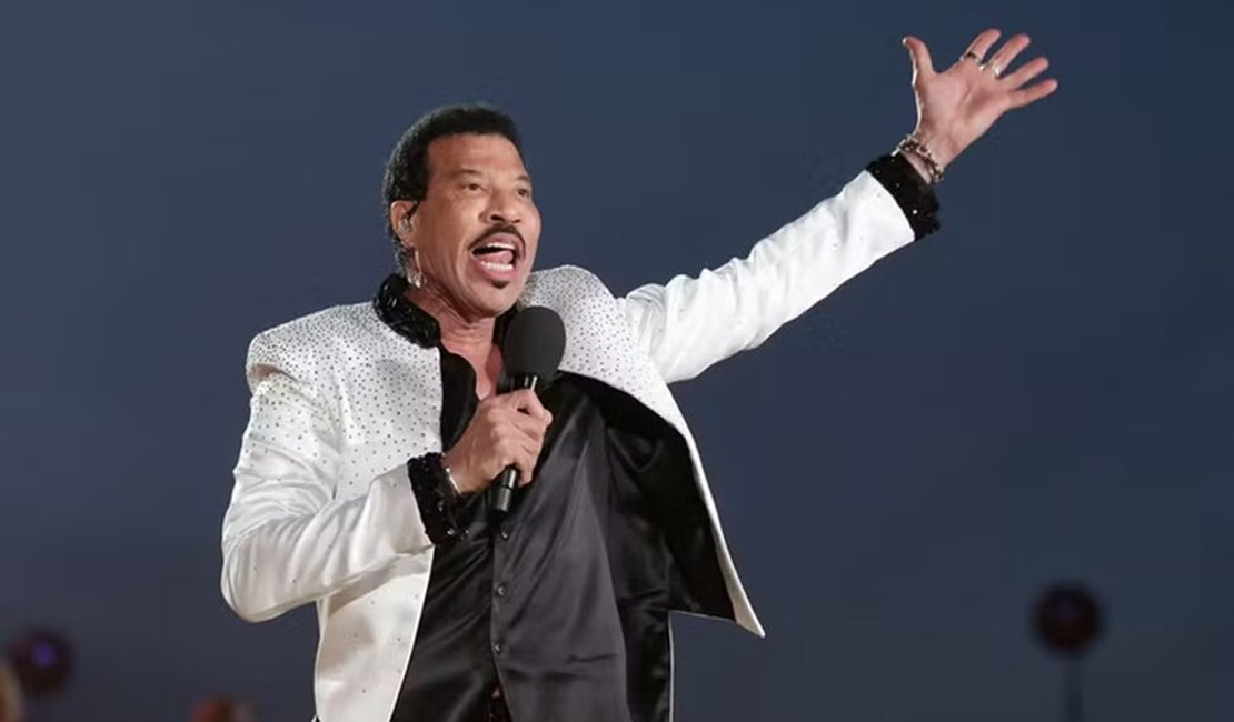 Cantor Lionel Richie é internado e realiza exames após show, segundo site