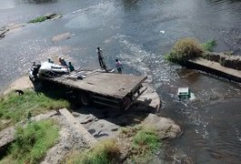 Caminhão cai de ponte e deixa dois mortos em Cajueiro