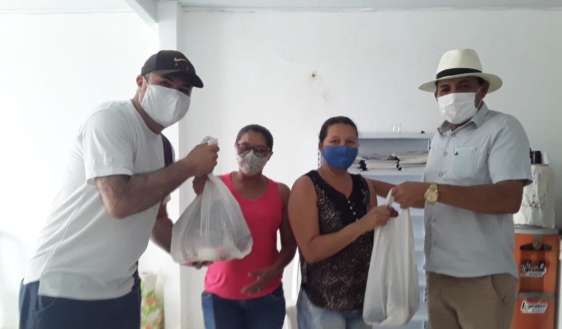 Famílias do bairro Senador Arnon de Melo recebem doações de alimentos para a Semana Santa