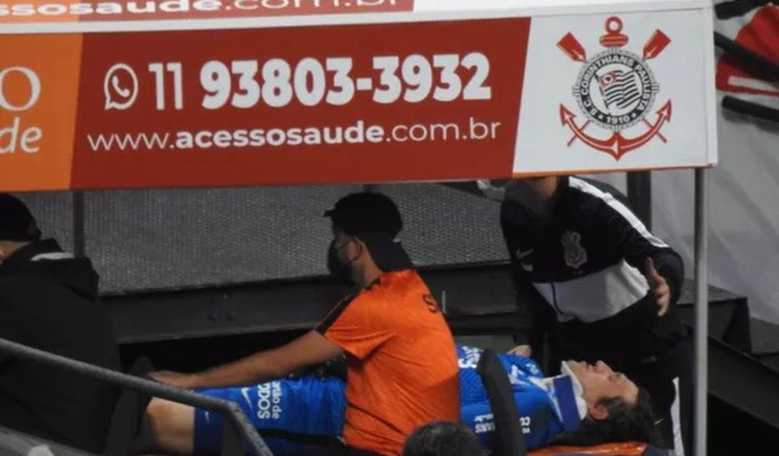 Vídeo. Após golpe na cabeça, Cássio, do Corinthians, deixa estádio de ambulância