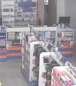 VÍDEO. Homem é flagrado furtando produto de prateleira em farmácia de Arapiraca