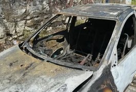 Carro é consumido por incêndio na Ladeira Bonfim; motorista consegue sair a tempo