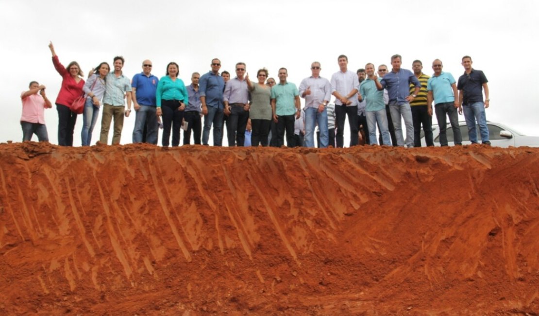 Célia Rocha e prefeitos da região visitam obras do aterro sanitário do Agreste