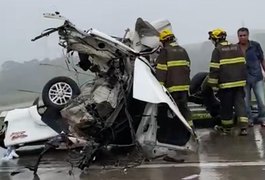 Motorista fica preso às ferragens de carro ao se envolver em grave acidente em Rio Largo