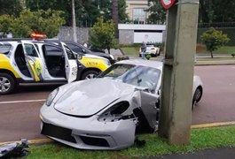 Motorista confunde pedal, acelera e destrói carro de luxo em acidente