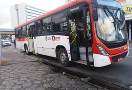 Homem armado invade ônibus e assalta passageiros em Maceió