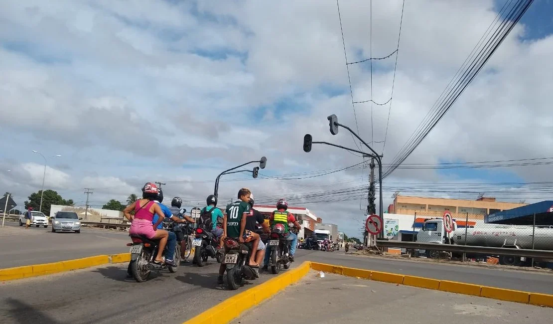 Semáforo em trecho perigoso da AL-220, em Arapiraca, fica desligado na manhã desta terça