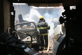 Vídeo: Incêndio destrói ferro velho localizado no bairro do Poço, em Maceió