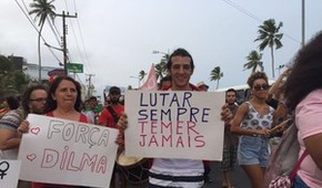 Manifestantes protestam contra o governo de Michel Temer na orla de Maceió