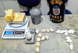 PM prende suspeito com entorpecentes e recupera moto roubada