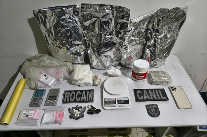 Mais de 3kg de drogas são apreendidos dentro de carro no Centro de Arapiraca; jovens foram presos