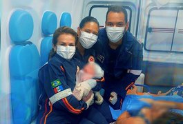Heróis: Equipe do Samu salva bebê que nasceu dentro de viatura em Maceió