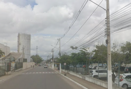Homem que costuma importunar pessoas em frente ao shopping faz ameaça de morte contra segurança, em Arapiraca