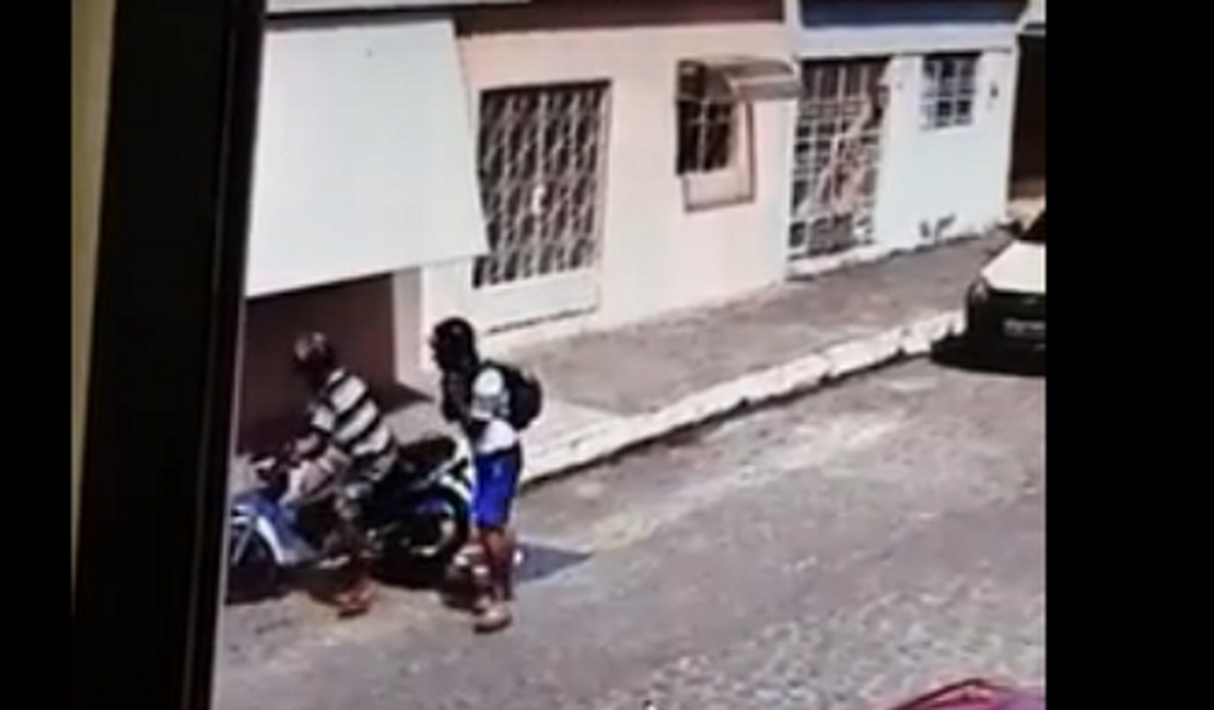 Vídeo. Dupla abandona motocicleta e sai correndo antes de ser capturada pela PM, em Arapiraca