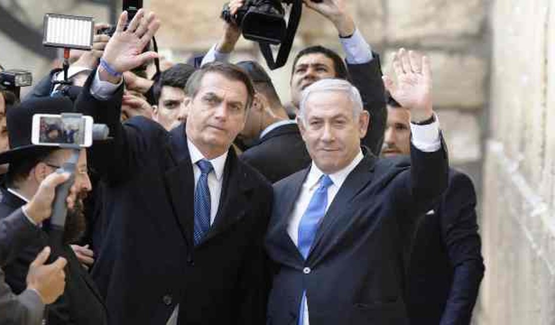 Bolsonaro vai a Muro das Lamentações com Netanyahu e faz pedido a Deus