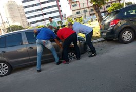 Parte de asfalto cede e veículo cai em buraco na Jatiúca, em Maceió
