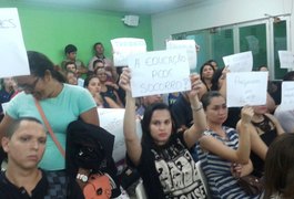 Protesto de professores ocupa a Câmara de Vereadores na noite desta quarta-feira (18)