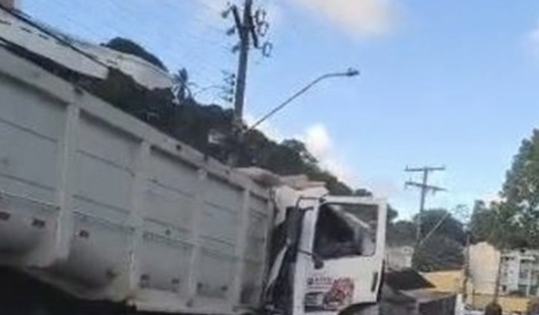 Colisão entre caminhões deixa dois feridos e atinge carros na Cambona, em Maceió