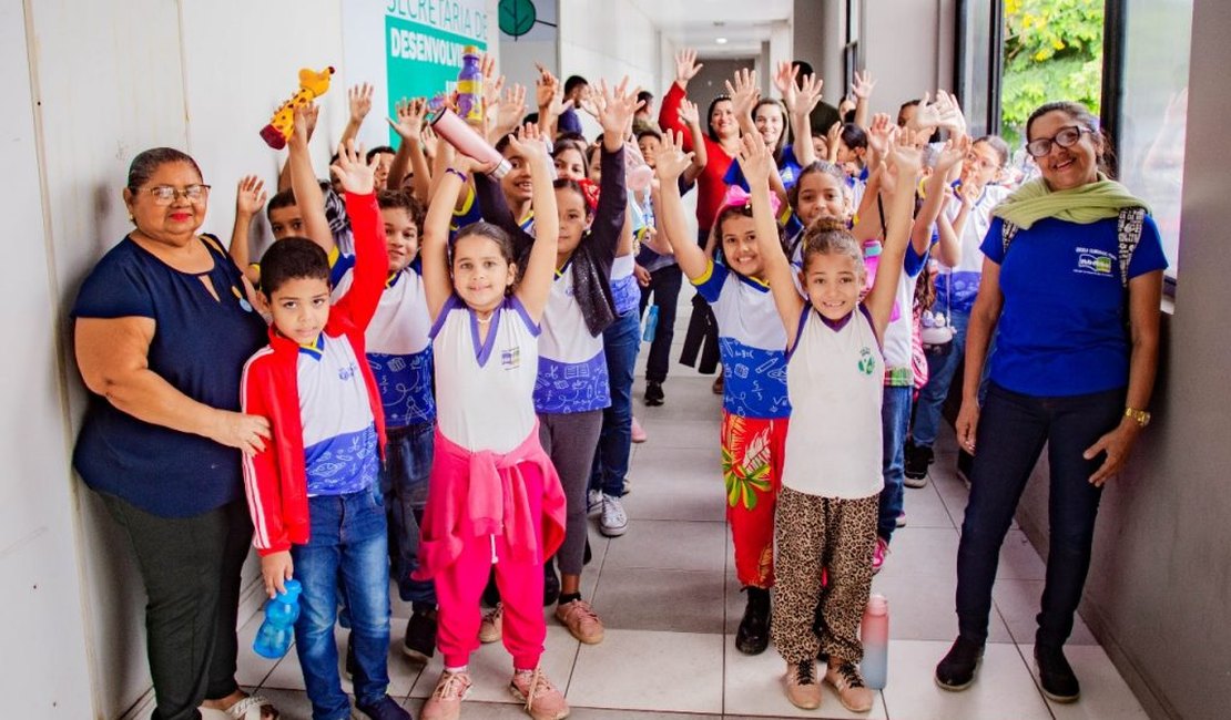 Alunos de escola municipal conhecem o Centro Administrativo ao lado do prefeito Luciano Barbosa