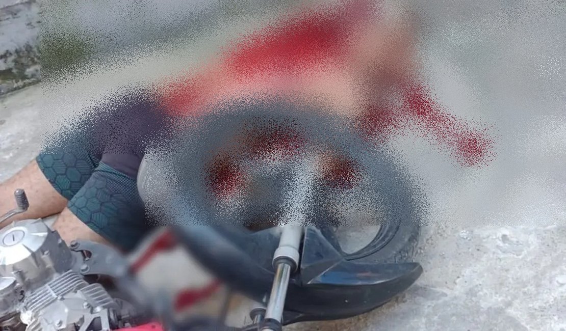 Jovem é assassinado com tiros e facadas, na frete da casa da namorada