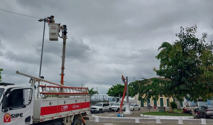 SIPE realiza manutenção da rede para desfile cívico em Penedo e instala refletores na Praça 12 de Abril