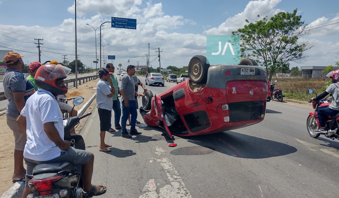 Carro capota após colisão com outro veículo em frente ao shopping de Arapiraca