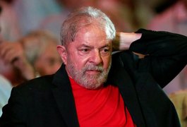 Lula sai a pé da sede do Sindicato dos metalúrgicos e se entrega à Polícia Federal