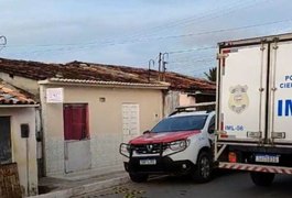 Em situação de rua, homem é executado na porta da casa da mãe, em Arapiraca