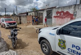 Vídeo. Mulher morre após sofrer descarga elétrica na porta de casa, em Arapiraca