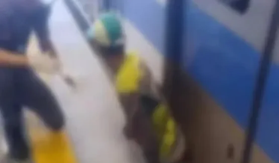 Homem prensado em metrô teve perfurações nas partes íntimas